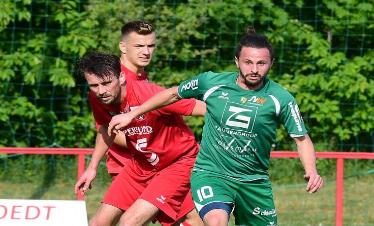 Wallern (r. Edin Ibrahimovic) verlor bei Leader Oedt (l. Mario Reiter). Foto: Meier
