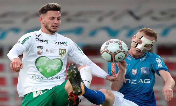 Maskenmann Stefan Haudum (r.) verlor mit Blau-Weiß gegen Austria Lustenau.   Foto: GEPA