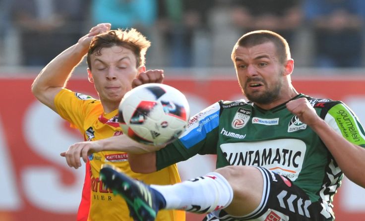 Zweitklassig bleibt die SV Ried (r. Philipp Prosenik).
