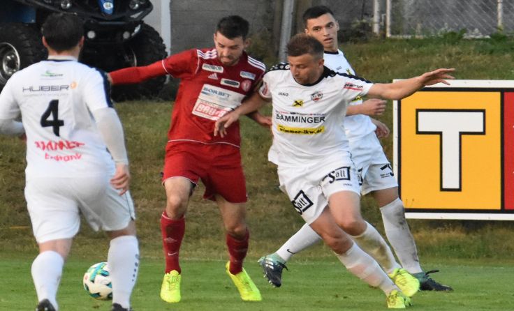Mit einem Hattrick fiel SK Altheims Dominik Daskiewicz (M.) auf. Foto: Vorich