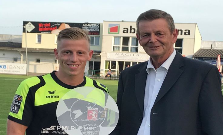 Helmut Zweckmair ehrte den dreifachen Torschützen Stefan Graf. Foto: SU Perg