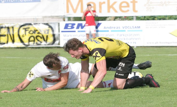 Christoph Haslinger (l.) muss mit Andorf zurück in die Landesliga West. Foto: Pirkes