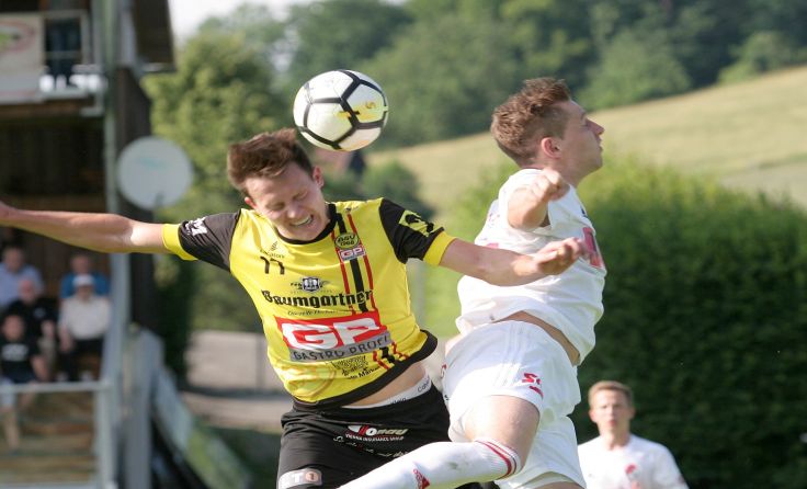 Alexander Meister (r.) besiegte mit dem ASV Fixabsteiger Andorf 3:2. Foto: Pirkes