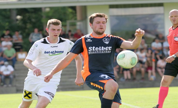Der Zweite Arnreit (r. Dominik Kneidinger) besiegte Gramastetten 1:0. Foto: Pirkes