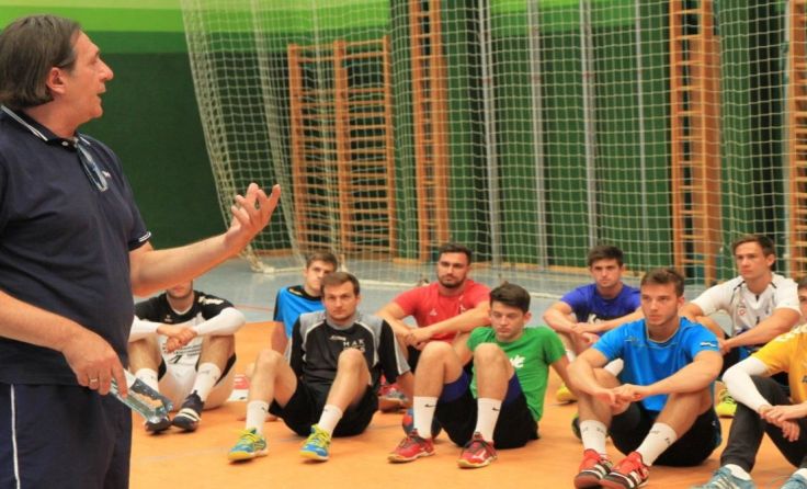 Zum dritten Mal trainiert Zoltan Cordas die Linzer Handballer. Foto: Wolfgang Pichler