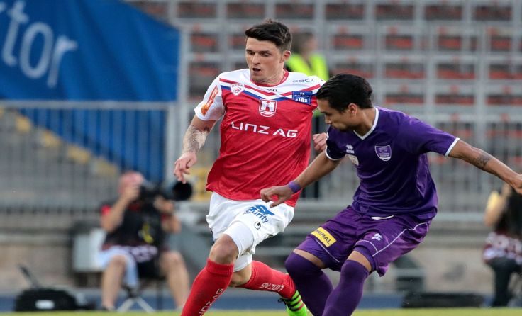 Kapitän Manuel Hartl (l.) gewann mit Blau-Weiß auch das zweite Spiel. Foto: GEPA