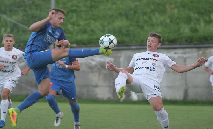 Einen Doppelpack schnürte SK St. Magdalenas Florian Wagner (r.). Foto: Pirkes