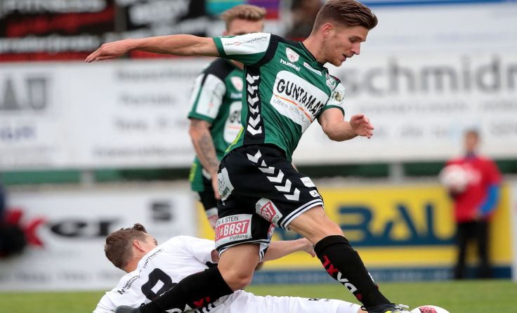 Arne Ammerer lässt den Ex-Rieder Thomas Hinum links liegen. Foto: GEPA