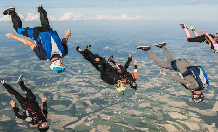 Vom Himmel fallen ließen sich Linzer Fallschirmspringer im „Ländle“. Foto: Union