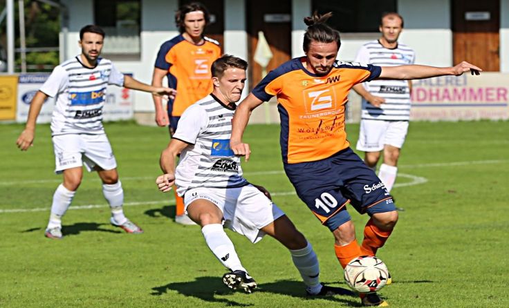 Edin Ibrahimovic (r.) siegte mit dem SV Wallern in Bad Ischl 3:1. Foto: Hörmandinger