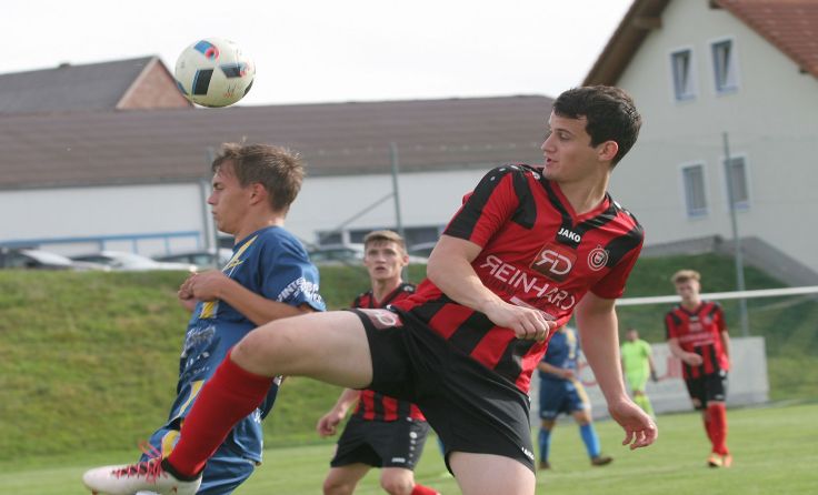 Oepping (r. Dominik Gruber) verspielte in Lichtenberg eine 2:0-Führung. Foto: Pirkes