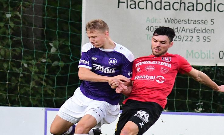 Der SKM (r. Markus Boyer) siegte bei der Admira (l. Mario Kaiser). Foto: Meier