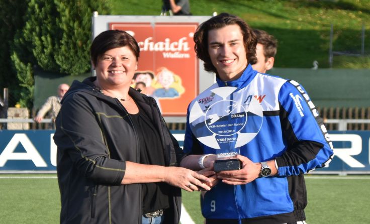 Maria Mitter-Walch zeichnete SV Wallerns Marko Miljak (21) aus. Foto: SV/Köck