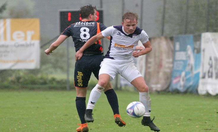 Stefan Barth (vo.) gewann mit Julbach das Heimderby gegen Arnreit. Foto: Pirkes