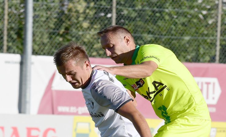 Aufsteiger SV HAKA Traun (r.) verlor gegen Naarn 0:2. Foto: Meier