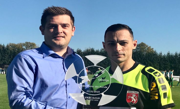 Pergs VKB-Filialdirektor Manuel Prinz zeichnete Cem Aygün aus. Foto: SU