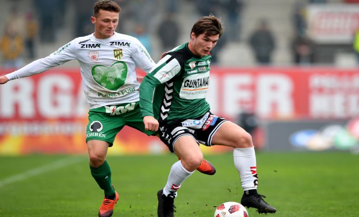 SV Rieds Stefano Surdanovic (r.) lässt Pius Dorn (Lustenau) aussteigen. Foto: GEPA