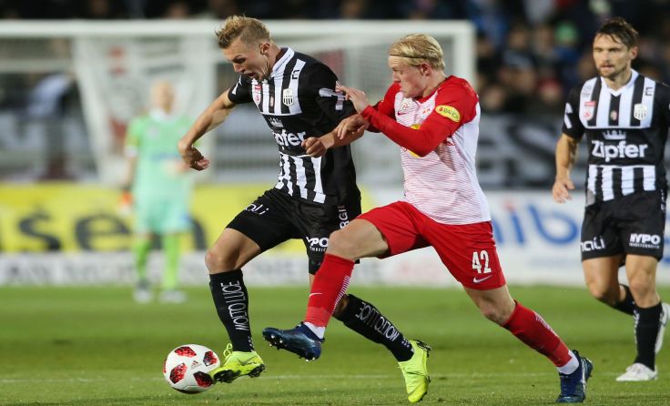 Thomas Goiginger (l.) versenkte das Spielgerät zum 2:2-Pausenstand. Foto: GEPA