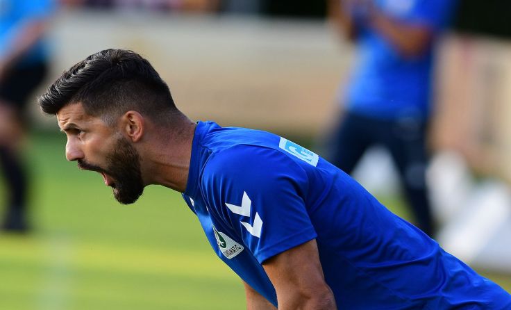 Miron Muslic gibt die Kommandos im OÖ-Derby beim FC Juniors. Foto: Meier