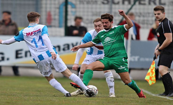 Friedburg/Pöndorf (re.) glich in Schwanenstadt spät zum 1:1 aus. Foto: Hörmandinger