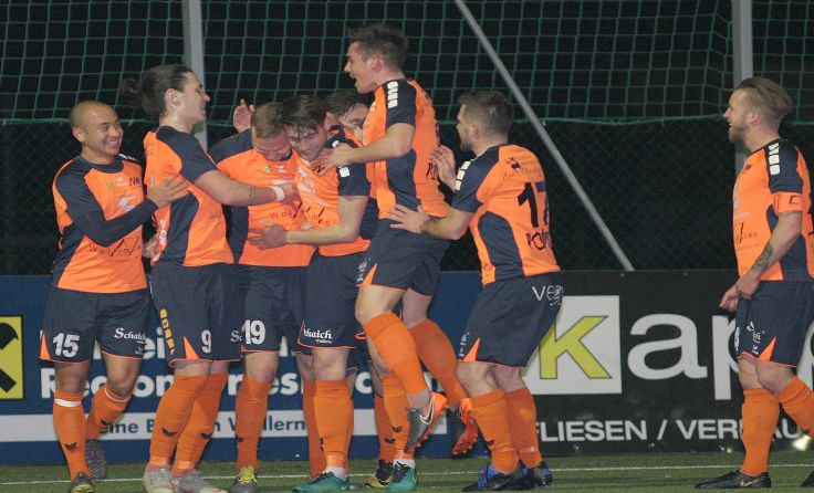 Wallerns Kicker bejubelten einen 4:0-Kantersieg gegen Pregarten. 