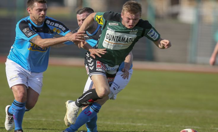 Lukas Schlosser (re.) gewann mit den Jungen Wikingern gegen Perg. Foto: Furtner