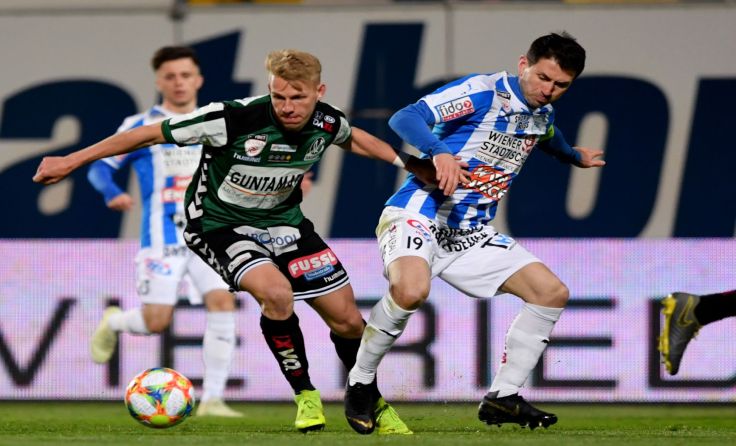 SV Rieds Marco Grüll (li.) traf in der Nachspielzeit zum 3:0-Endstand. Foto: GEPA