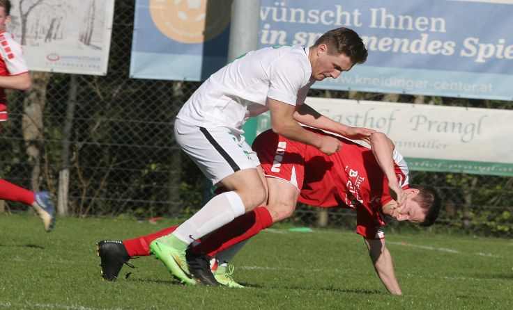 Sarleinsbach (li. Andreas Appl) holte einen Punkt bei Leader Altenberg. Foto: Pirkes