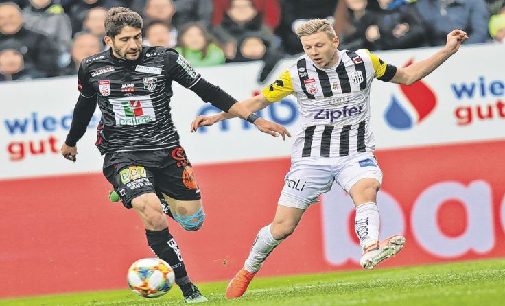 Maximilian Ullmann (re.) versenkte einen Elfmeter zum Endstand. Foto: Hörmandinger