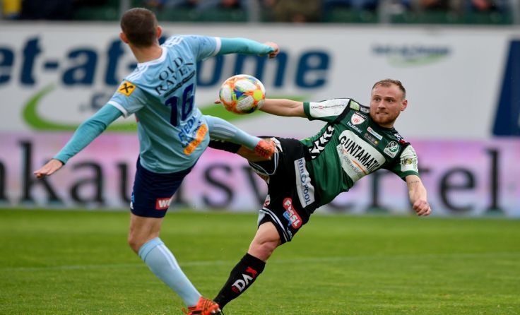 Julian Wießmeier (re.) versenkte für die SV Ried einen Elfmeter zum 2:0. Foto: GEPA