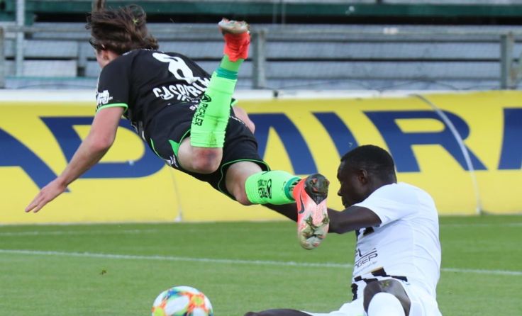 Den Überflieger spielte nicht Vorwärts Steyr, sondern der FC Juniors OÖ. Foto: Moser