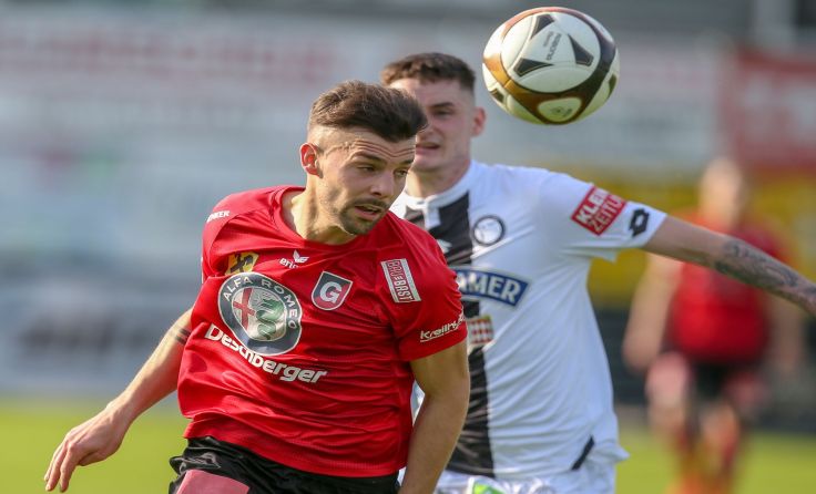 Gurten (li. Simon Schnaitter) und Sturm Amateure trennten sich 2:2. Foto: Furtner