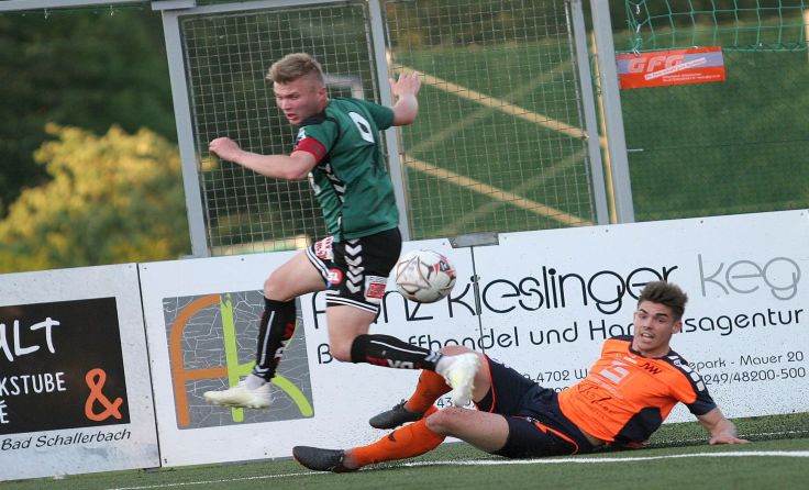 Kapitän Lukas Schlosser (li.) nahm mit Ried auch die Hürde Wallern. Foto: Pirkes