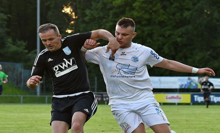 Torschütze Dexter Goryl (li., Edelweiß) gegen Donaus Nenad Vidackovic. Foto: Meier