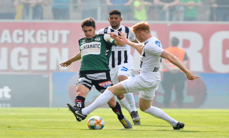 Junior David Bumberger (re.) im Privatduell mit dem Rieder Ante Bajic. Foto: GEPA