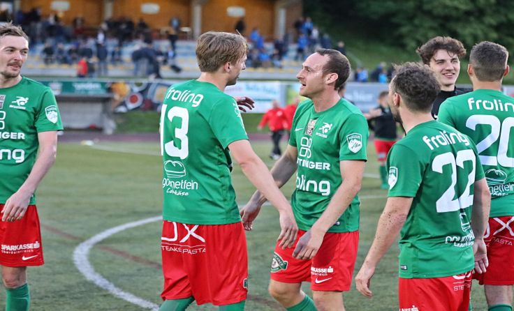 Grieskirchens Spielertrainer Christian Heinle (3. v. li.) netzte ein. Foto: Hörmandinger