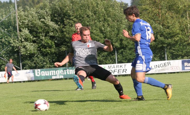 Lukas Anreiter (li.) gewann mit Hofkirchen gegen Wartberg/Aist. Fotos: Pirkes