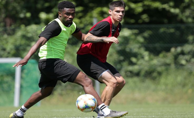 LASK mit Samuel Tetteh (li.) und Dominik Frieser spielt in Vöcklamarkt. Foto: GEPA