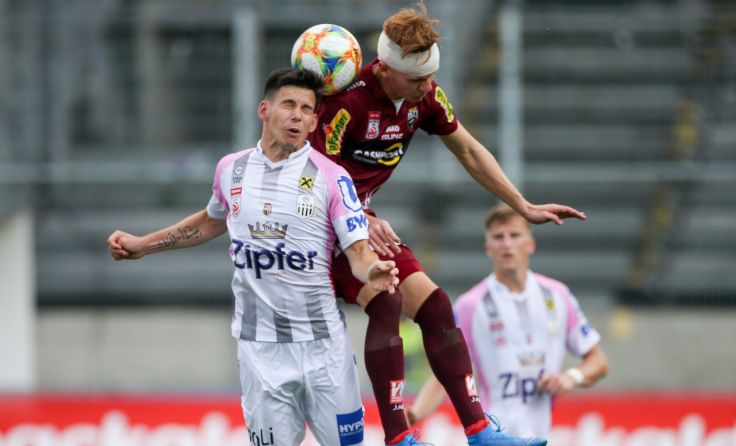 Peter Michorl (vo.) bereitete den frühen LASK-Führungstreffer vor. Foto: GEPA