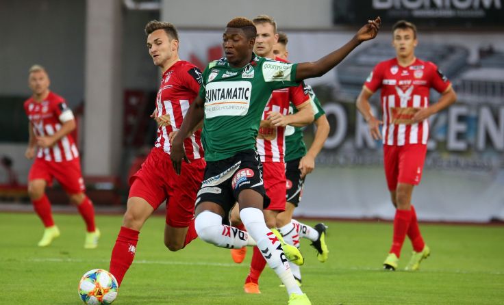 Kennedy Boateng (re.) gewann mit der SV Ried beim Kapfenberger SV. Foto: GEPA