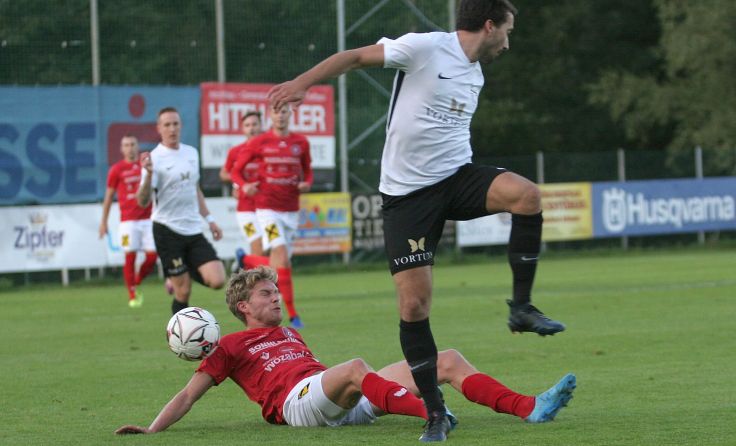 Niklas Klaffenböck (li.) traf für Magdalena in der Nachspielzeit. Foto: Pirkes