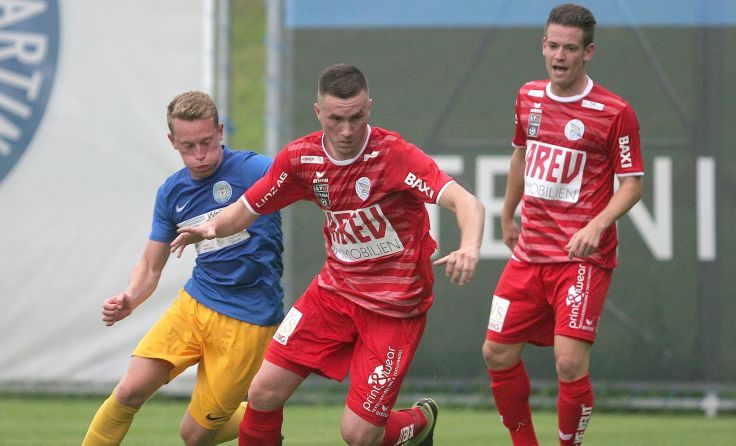 Donau-Kicker Marcel Schenk (vo.) flog mit Gelb-Rot vorzeitig vom Platz. Foto: Pirkes