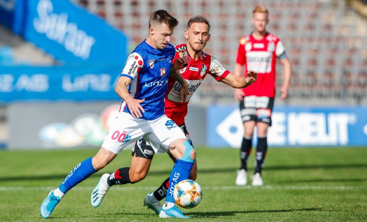 Marcel Ziegl (re.) gewann mit Ried bei Blau-Weiß (li. Philipp Pomer). Foto: GEPA