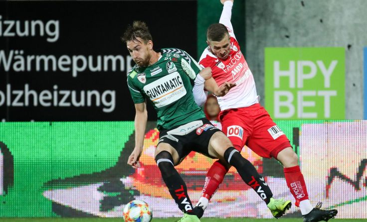 Constantin Reiner (li.) gewann mit Ried das Derby gegen Vorwärts. Foto: GEPA