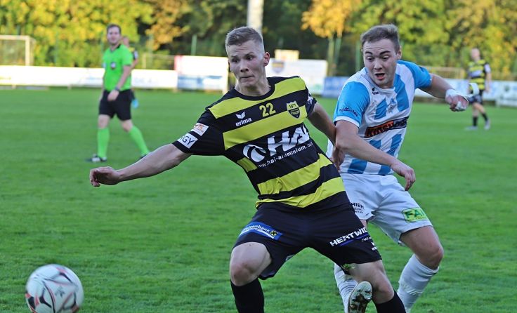 SV Schalchen (vo.) vergeigte in Schwanenstadt eine 3:0-Führung. Foto: Hörmandinger