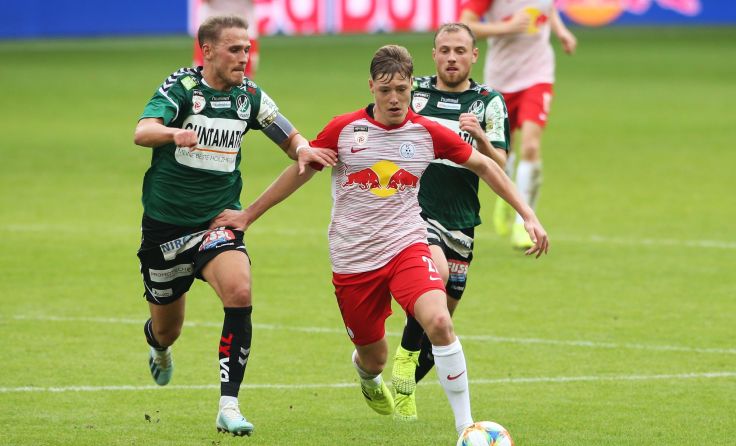Die SV Ried (li. Marcel Ziegl) lässt sich von Klagenfurt nicht abhängen. Foto: GEPA