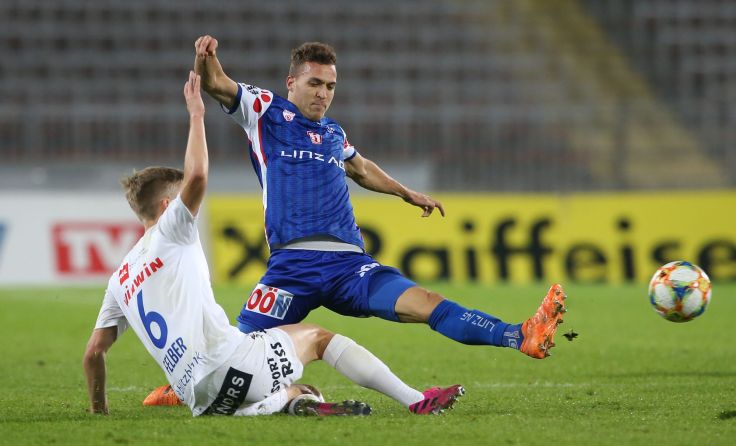 Lukas Tursch (re.) verlor mit Blau-Weiß Linz daheim gegen FAC Wien. Foto: GEPA
