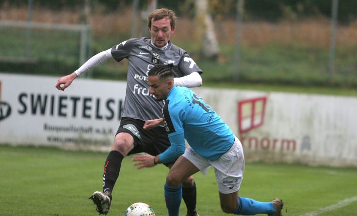 Matthias Waltenberger (li.) siegte mit Grieskrichen gegen Perg 2:1. Foto: Pirkes
