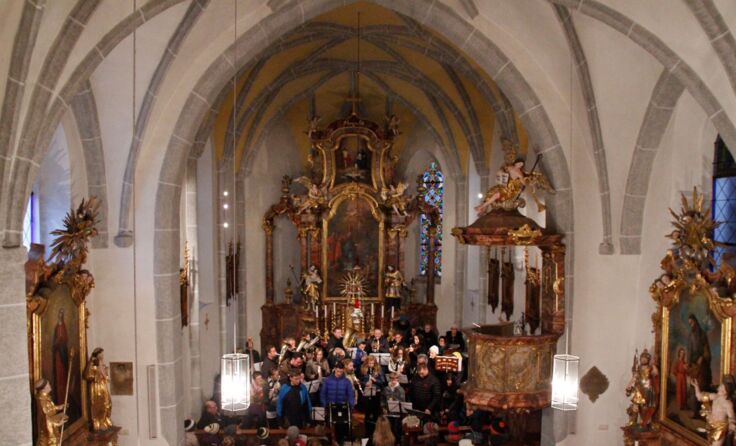 der Musikverein Aichberg-Waldkirchen musiziert in der Pfarrkirche St. Nikolaus