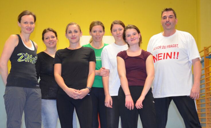 Trainer Wolfgang Habel, 4. Dan mit Kursteilnehmerinnen 